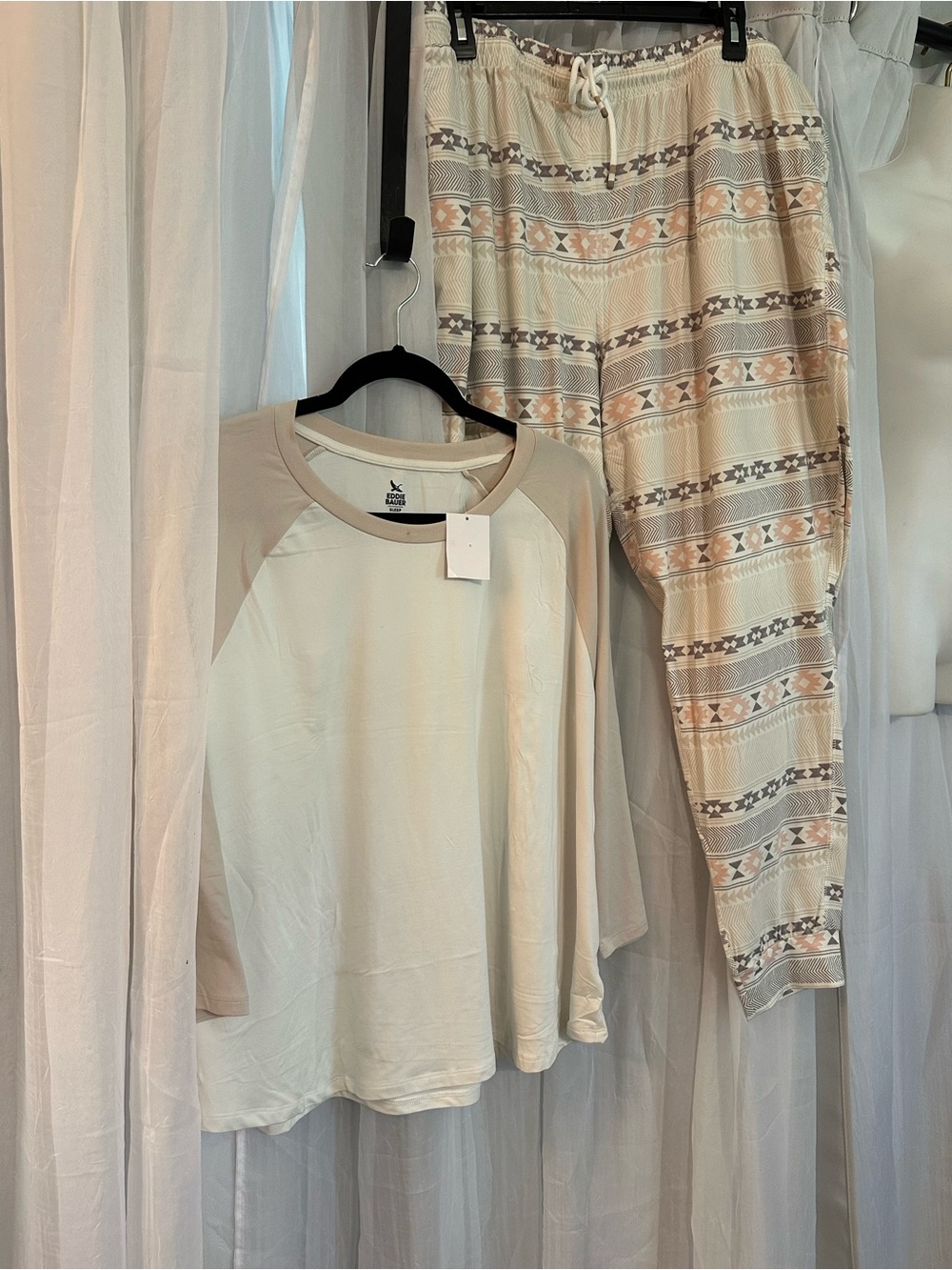 Eddie Bauer Neutral Raglan Top and jogger bottom pajamas